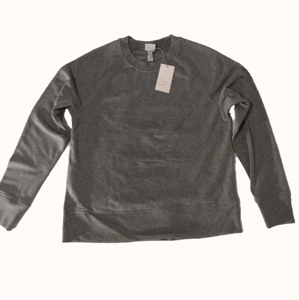 Women’s Universal Threads L/S pullover sweatshirt
